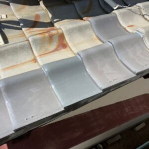屋根瓦が割れている