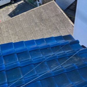 屋根瓦がずれている